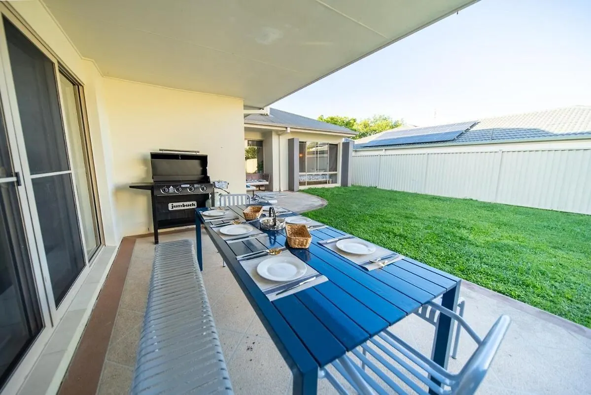 Family Friendly Funhouse Close To All Theme Parks - 5 Bedroom & 3 Bathroom House For Rent! Gold Coast