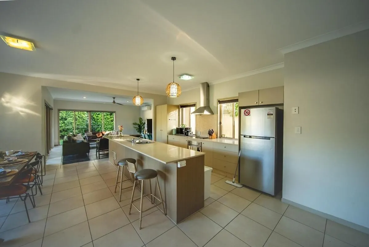 Family Friendly Funhouse Close To All Theme Parks - 5 Bedroom & 3 Bathroom House For Rent! Gold Coast Australia