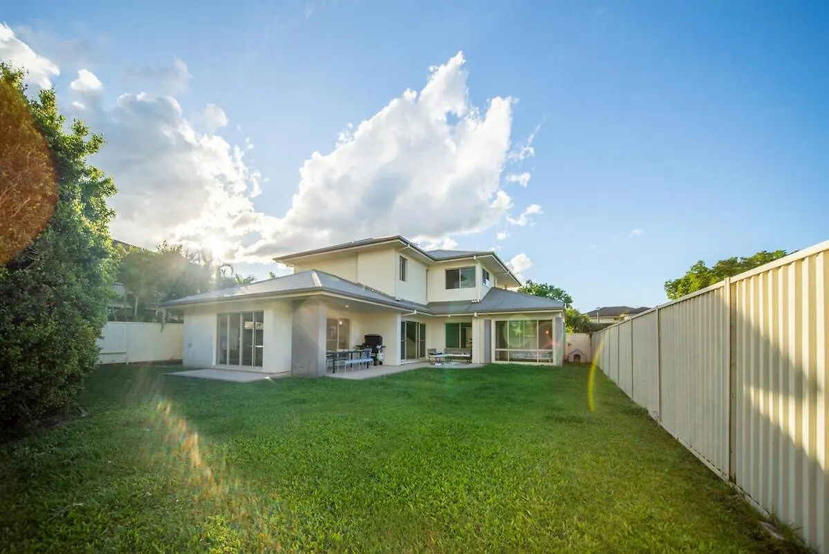 Family Friendly Funhouse Close To All Theme Parks - 5 Bedroom & 3 Bathroom House For Rent! Gold Coast Australia