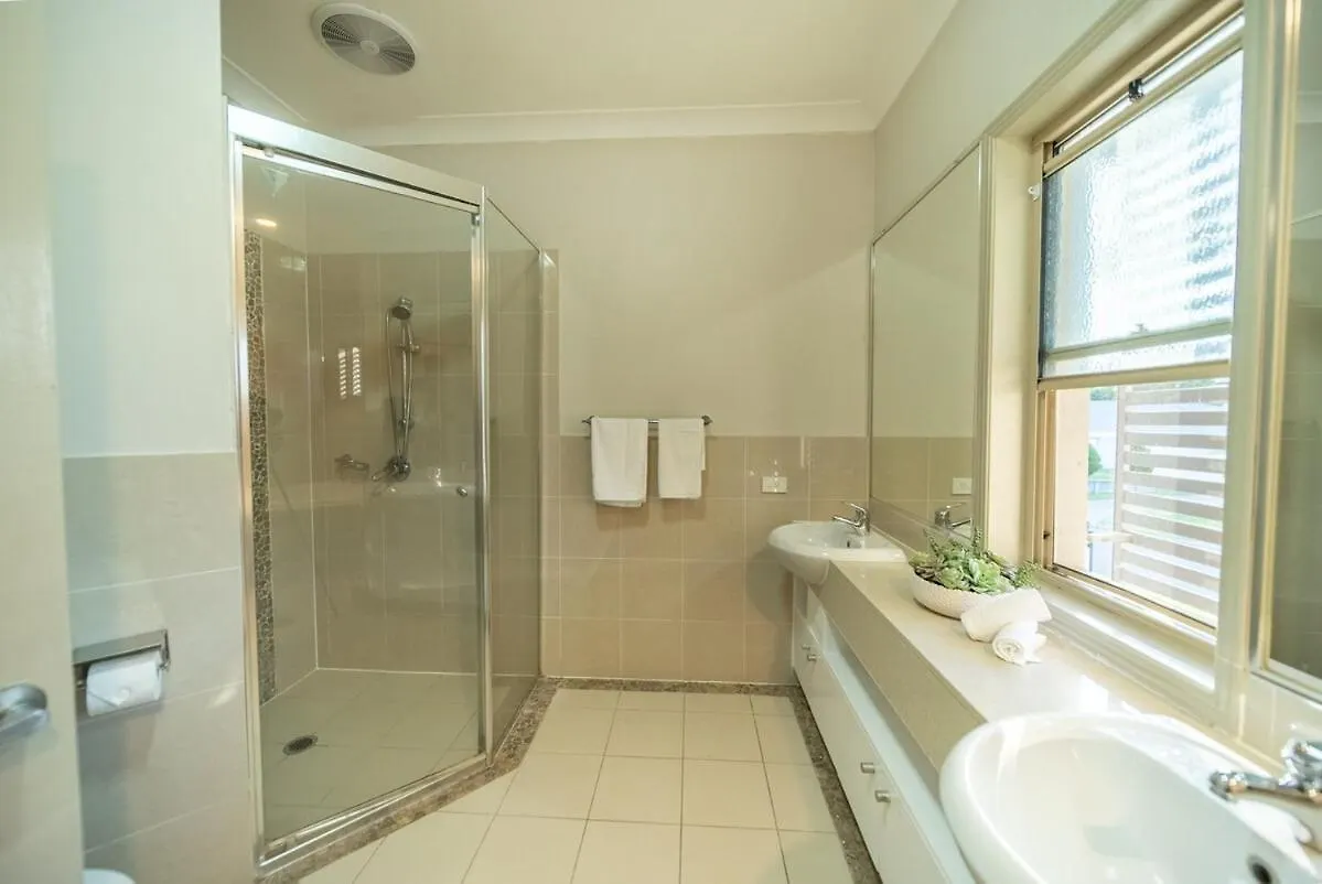 Family Friendly Funhouse Close To All Theme Parks - 5 Bedroom & 3 Bathroom House For Rent! Gold Coast 0*,