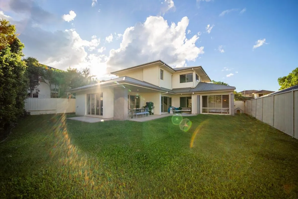 Family Friendly Funhouse Close To All Theme Parks - 5 Bedroom & 3 Bathroom House For Rent! Gold Coast 0*,