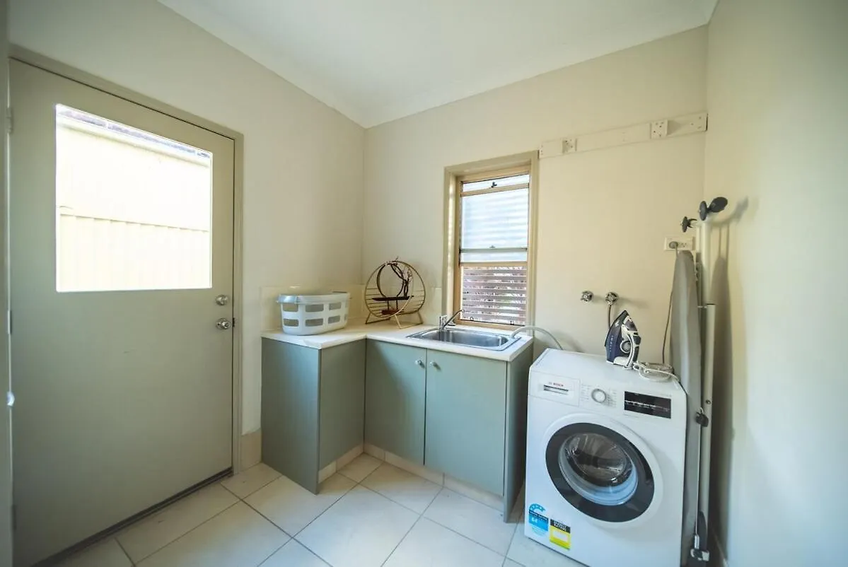 Family Friendly Funhouse Close To All Theme Parks - 5 Bedroom & 3 Bathroom House For Rent! Gold Coast
